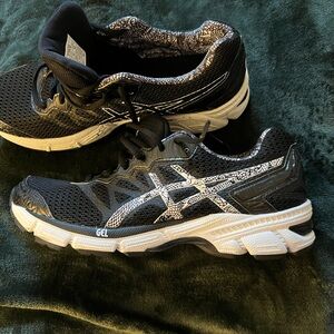 ASICSWomens  Black/White GEL Running Shoes. Never Worn